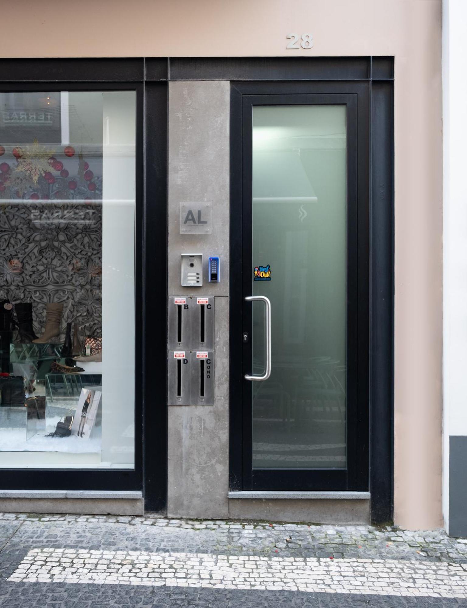 Ponta Delgada Flats - Host & Chill Lägenhet Exteriör bild